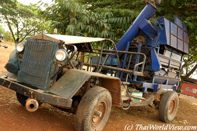 Threshing mobile machine