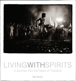 Living With Spirits - A Journey into the Heart of Thailand - Ben Davies