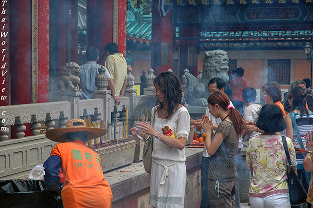 Buddhist Worshippers - Wong Tai Sin temple