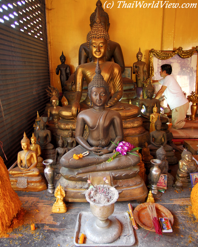 Cleaning statues - Wat Sunthon Thammathan