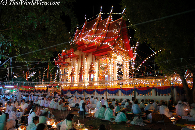 Evening prayers - Wat Photisompharn - Nongkhai province