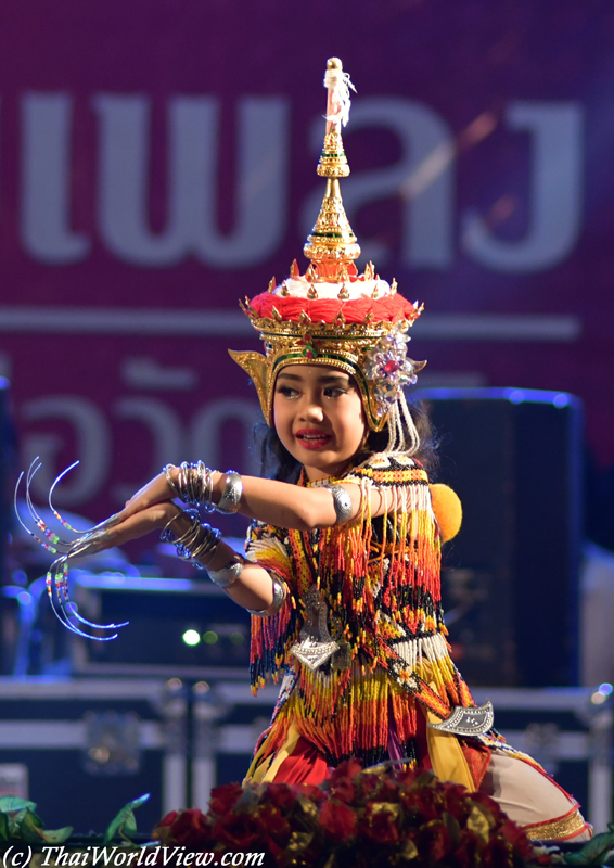 Manorah dancers - Wat Rai Khing