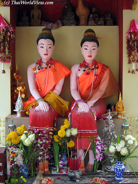 Twin statues - Sri Chiang Mai