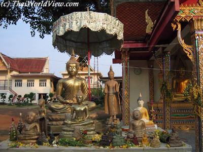 Cleaning Buddha statues