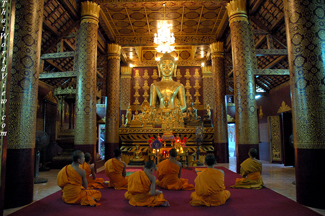 Evening prayers - Wat Manolom