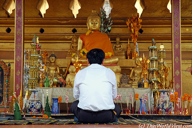 Man praying - Pha That Luang