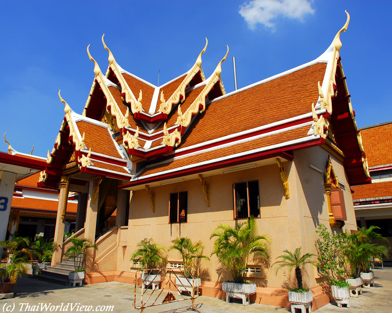 Colorful building - Wat Sunthon Thammathan