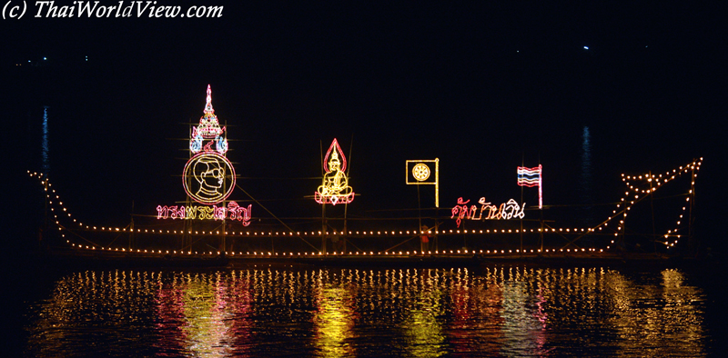 Illuminated boat - Phon Phisai