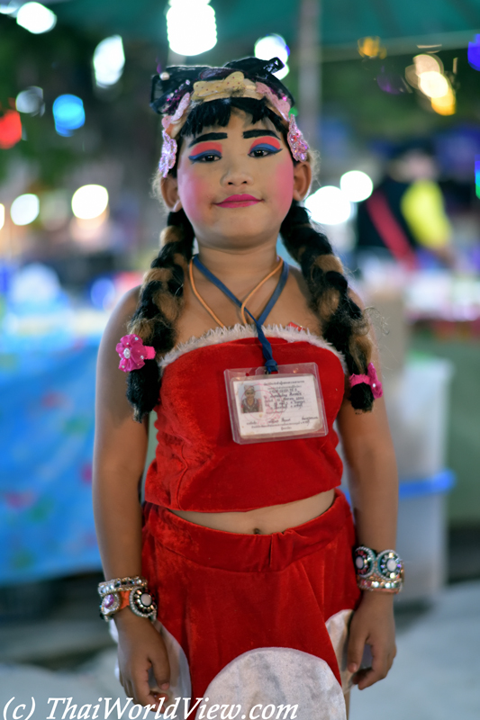 Child performer - Wat Bang Chang Tai