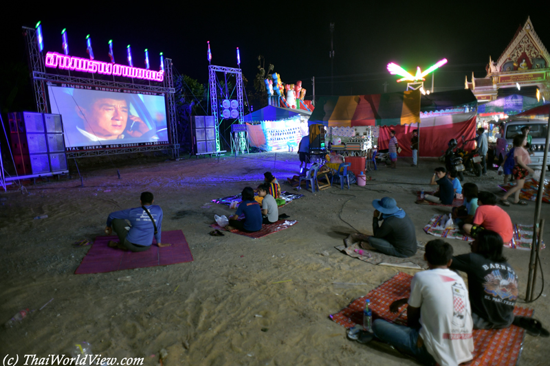 Outdoor cinema - Wat Bang Chang Tai
