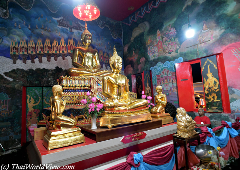 Buddha statues - Wat Sawang Arom