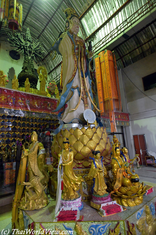 Guan Yin statue - Wat Sawang Arom